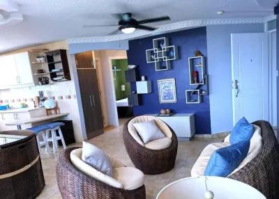 Delightful 2-bedroom apartment with AC in Tonsupa Hotels in 