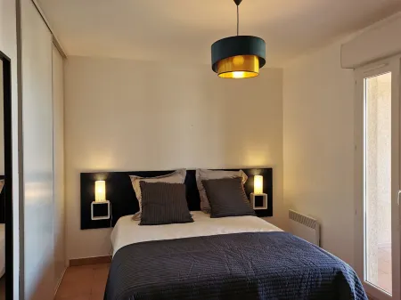 Apartment in L'île-Rousse, large T2, sea view, air conditioning, wifi Отели в г. L'Ile-Rousse