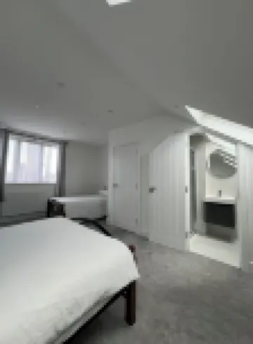 Terrific 5bedroom house with WiFi ,2 min walk to RedBridge underground station