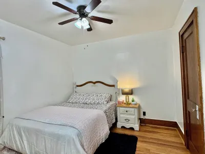 Charming 2-bedroom apartment in Pleasant Blasdell with morning breakfast. Hotels near Hamburg Beach/ Town Park