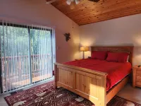 New Cozy 3-Bed Cabin in Oakhurst! AC, Arcade games, Pet-Friendly, Near Yosemite!
