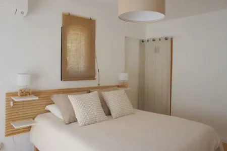 Beautiful detached villa on one level with pool, view and charging station!