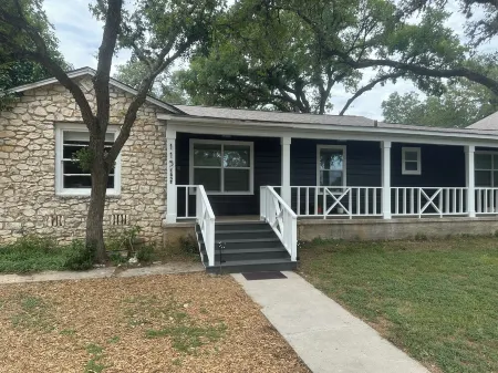 Hillcrest House is a family-friendly 3-bedroom house in the heart of San Marcos!