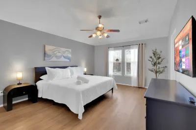 3BD, King Bed, Cozy, Interior Designed, Fast Wi-Fi Home in Spring Hotels near Mercer Botanic Gardens