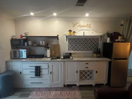 Charming 1-bedroom apartment in lovely Bakersfield with AC, WiFi
