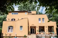 Family style villa, close to the beach with private pool Hotel a Neptun