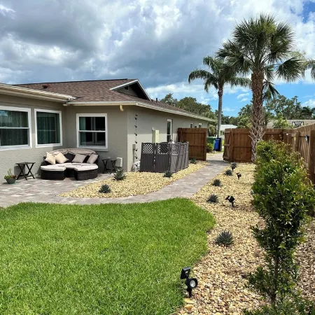 Comfy Coastal! 2 BR, pet friendly, caged pool, fenced yard. Quiet safe Bradenton