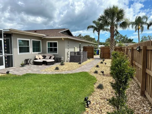Comfy Coastal! 2 BR, pet friendly, caged pool, fenced yard. Quiet safe Bradenton - สระว่ายน้ำส่วนตัว