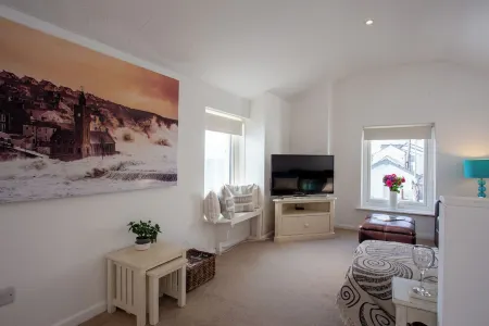 Modern & Cosy Seafront Retreat by Porthleven and Lizard Holidays