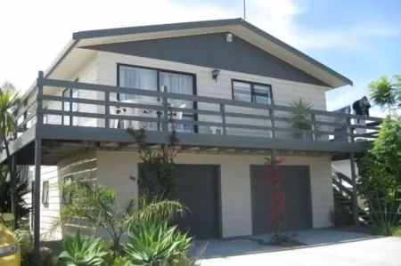 I love Whangamata Getaway Отели рядом с достопримечательностью «Уангамата Бич»