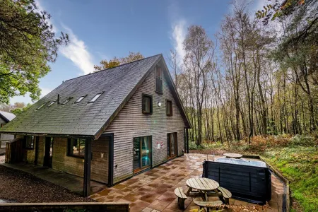 Stanton; woodland lodge for 14 with hot tub, log burner, BBQ, near Alton Towers. Отели рядом с достопримечательностью «Brown Edge Village Hall»