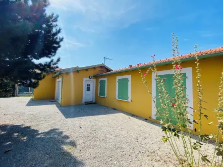 Charming single-storey family home 59 m², close to the sea Отели в г. Шателайон-Плаж