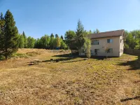 Relaxing Hot Tub, Scenic Views, Mins to Yellowstone- Lone Pine Lodge Hotels near KOA Campsite Playground