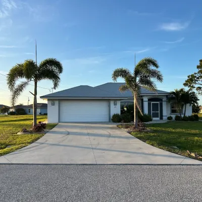 Tranquil Canal Front Villa in Golfers Paradise: Peaceful 3-BDR