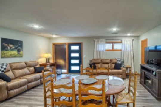 BrickHouse off the Square - Cozy 3 bedroom house 賈斯珀酒店