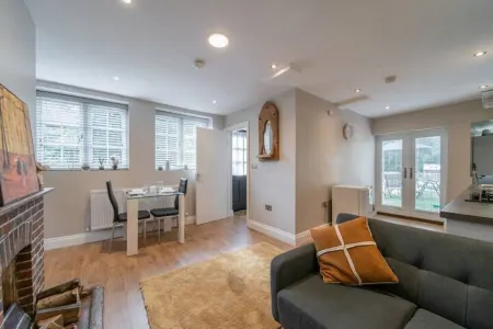 Cozy One Bedroom Cottage With Spacious Garden + BBQ Отели в г. Уэстерем