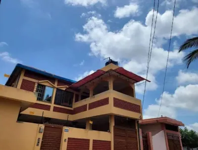 trois chambres et salon avec un balcon à Porto Novo, Oueme, Benin Hotels in 