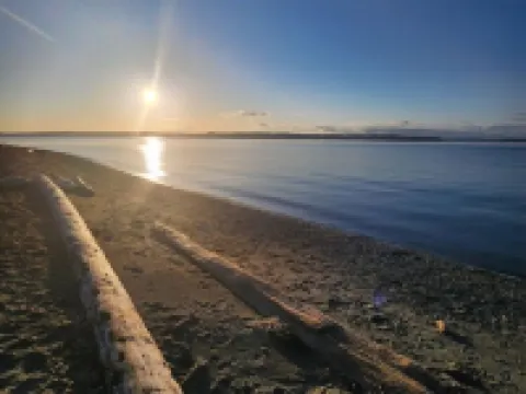 Charming 2-bedroom, 2-1/2 bath,New house with AC, in Seattle. Airport 4.2 miles. Hotels in Burien