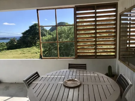 Sea view apartment with endless breeze, lush garden...nature and animals lovers