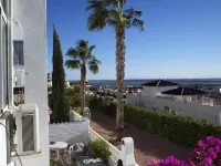 Knus 2-slaapkamer Appartement met Prachtig Uitzicht en Zwembad!