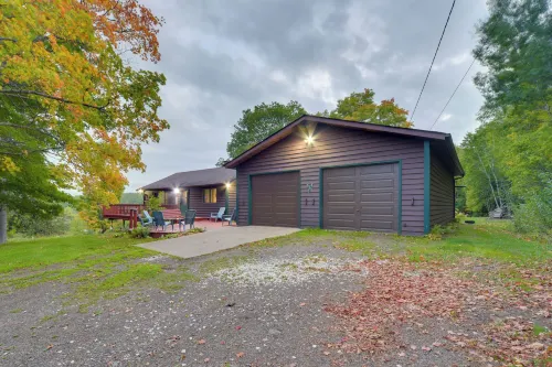 Hermantown Home w/ Decks, Grill & Hot Tub! - شرفة