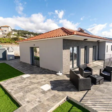Casa Barros Serra, 3 Bedroom Holiday Home for all the Family in Calheta