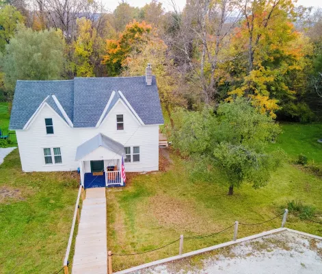 Cute, Renovated Historic Home on River, Walk to Downtown