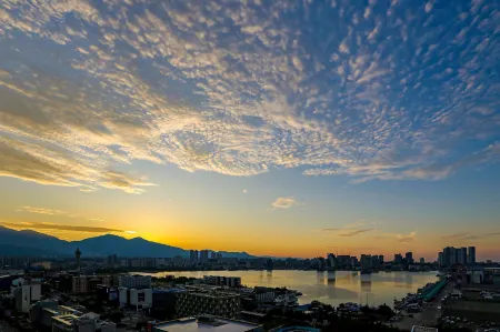 Hotel Around Sokcho Отели рядом с достопримечательностью «Yeongnangho»