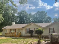 Delightful, 4BR 2.5BA ranch style near Parks, trails, shops, malls, Restaurants.