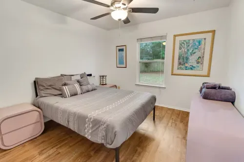 Landing pad - under 2 miles to airport, 2 br, Free parking, WiFi