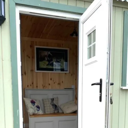 Woodhead Shepherds Hut - Sleeps 2 - Parking