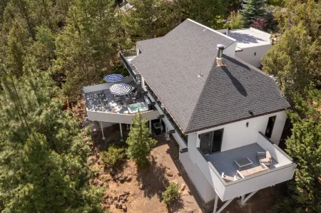 Big Sky by AvantStay Mountain Home w Great Views Hot Tub Al Fresco Dining