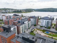Spacious 2BR Apt - Lake View & Sauna - 3-نجوم