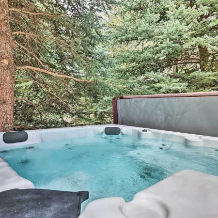 Luxe Sun Valley Retreat w/ Hot Tub, 3 Mi to Resort