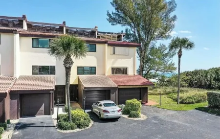 Beautiful Melbourne Beach Oceanfront Townhouse