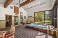 Lodge Life! Walk or Shuttle to Lifts + Fireplace, Hot Tub 2 Bedroom Condo by RedAwning Hotel a Mountain Village