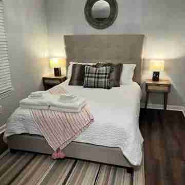 The Red Magnolia, Refreshing, Cozy, Game Room, Historic Roswell! Rooms