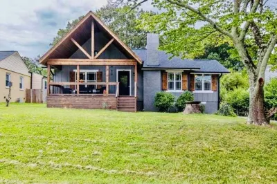 3-bedroom vacation home 5 minutes from High Point University Hotels near String & Splinter Club Inc