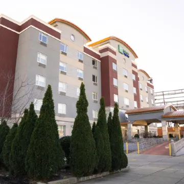 Holiday Inn Express QUEENS - MASPETH by IHG Отели рядом с достопримечательностью «Уильямсберг»