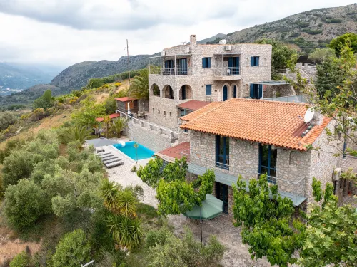 Villa in Crete with Private Pool & Mountain Views -  Ferienhäuser