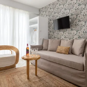 Diana Art Boutique Hotel Отели рядом с достопримечательностью «Порт Мандраки»