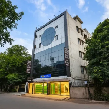 FabHotel Mona Continental - Nr. Laxmi Nagar IT Hub Отели рядом с достопримечательностью «Храм Акшардхам»