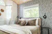 Mountain views, minutes to town, pool opens by May 1!