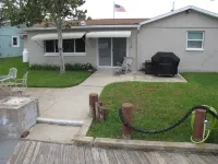 3 BR 2 Bath Salt Air Retreat on Deep Water Canal Minutes to the Gulf Hotels in Hudson