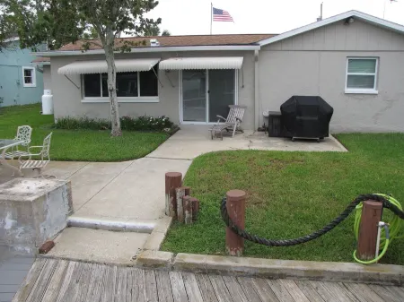 3 BR 2 Bath Salt Air Retreat on Deep Water Canal Minutes to the Gulf