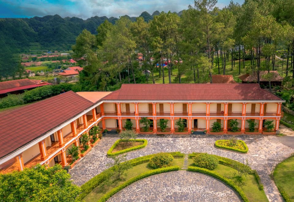 Phoenix Moc Chau Hotel