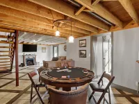 Brown Co, Hot Tub, King Bed, Sleeps 10, Bumper Pool, 5 Smart TVs Firepit, Grill Hotels in Brown County