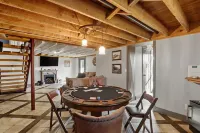 Brown Co, Hot Tub, King Bed, Sleeps 10, Bumper Pool, 5 Smart TVs Firepit, Grill