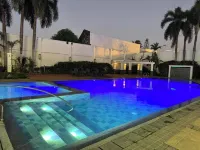 The Avenue Plaza Hotel - مسبح