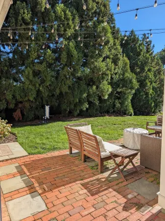 A Private, Serene Retreat Just Outside DC – Hillier Cottage Отели рядом с достопримечательностью «Иден Сентер»